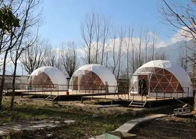 Λούξυ Ιγκλού γλαμπίνγκ ρεσόρτ γεωδαιτική σκηνή θόλου